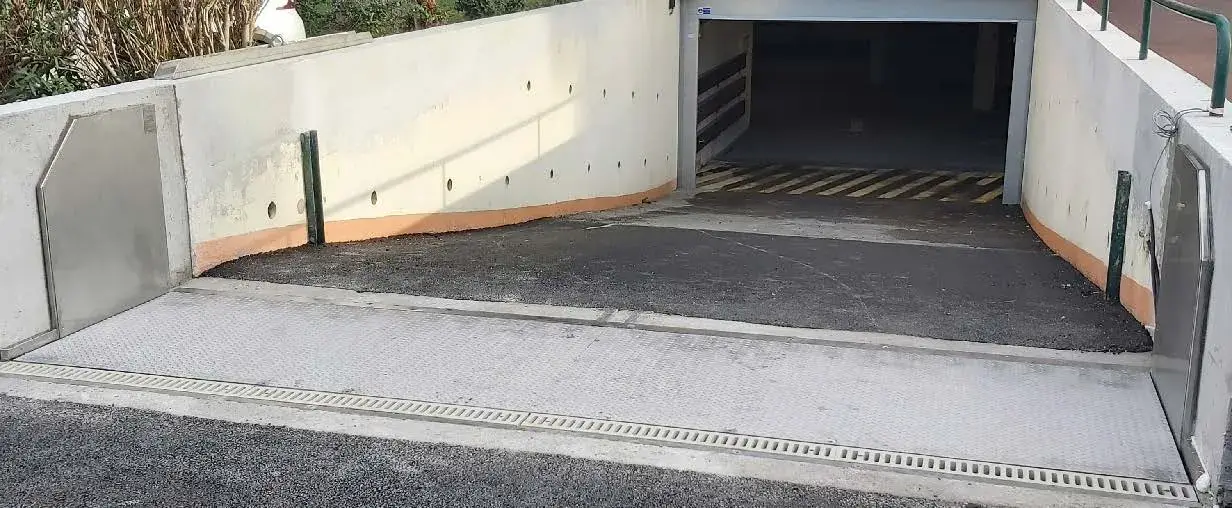 Vario DAM automata gát épületek, mélygarázsok védelmére - Vario Doors DAM Front